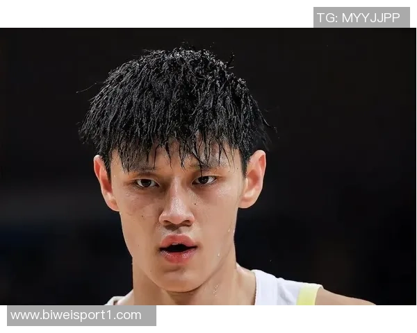 曾凡博突破遭遇压力险些失误及时回传队友化解危机