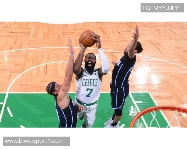 杰伦布朗首节表现惊艳13投6中砍下18分并罚球6中5助力球队领先